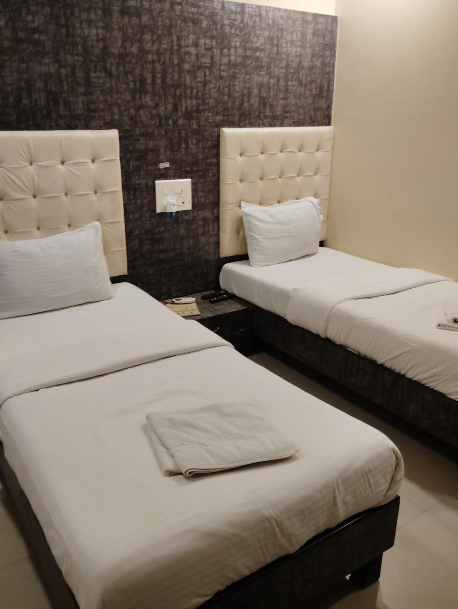 Hotel Crystal Park Near Nesco Exhibition Center Mumbai Exterior foto