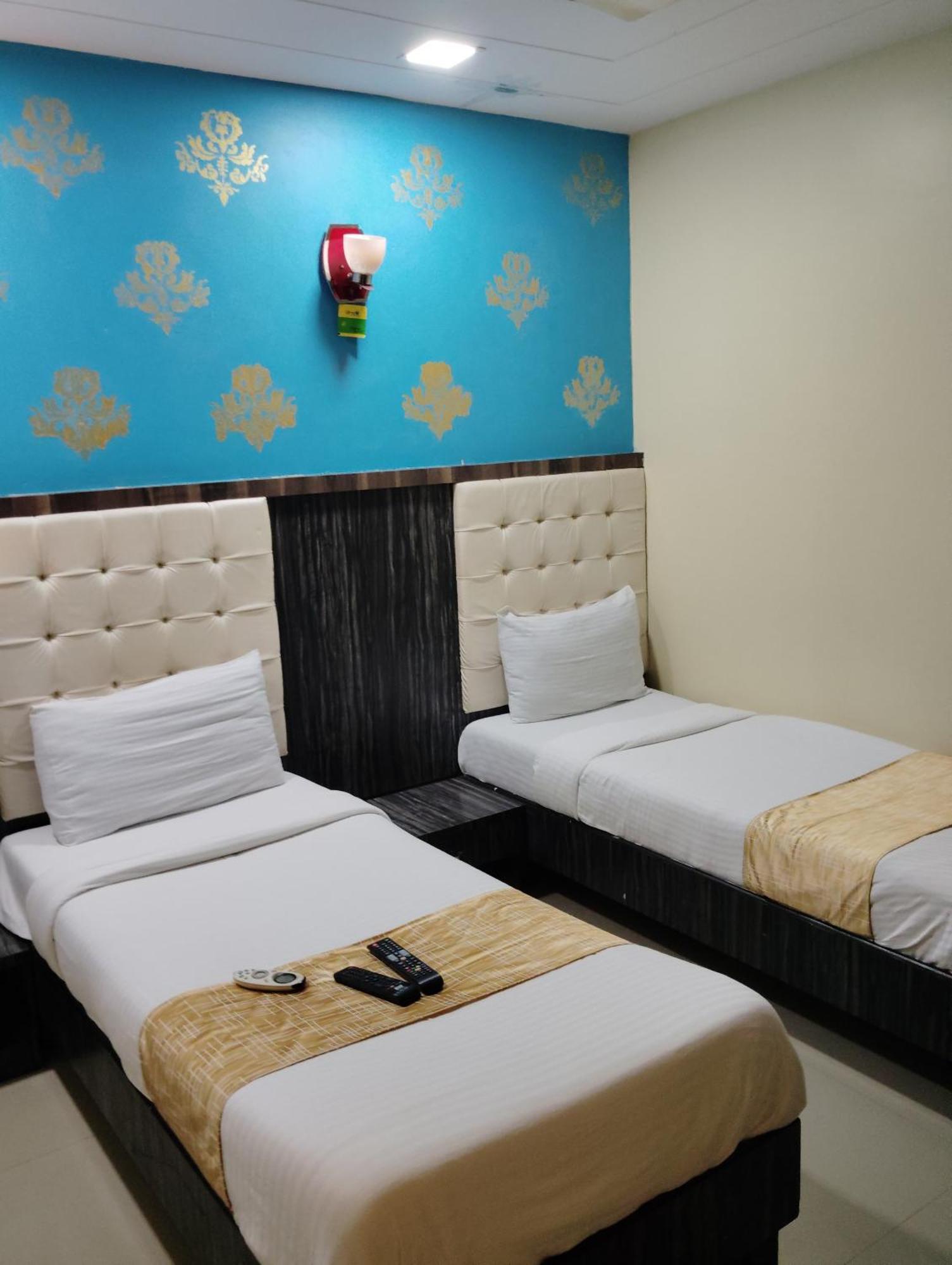 Hotel Crystal Park Near Nesco Exhibition Center Mumbai Exterior foto