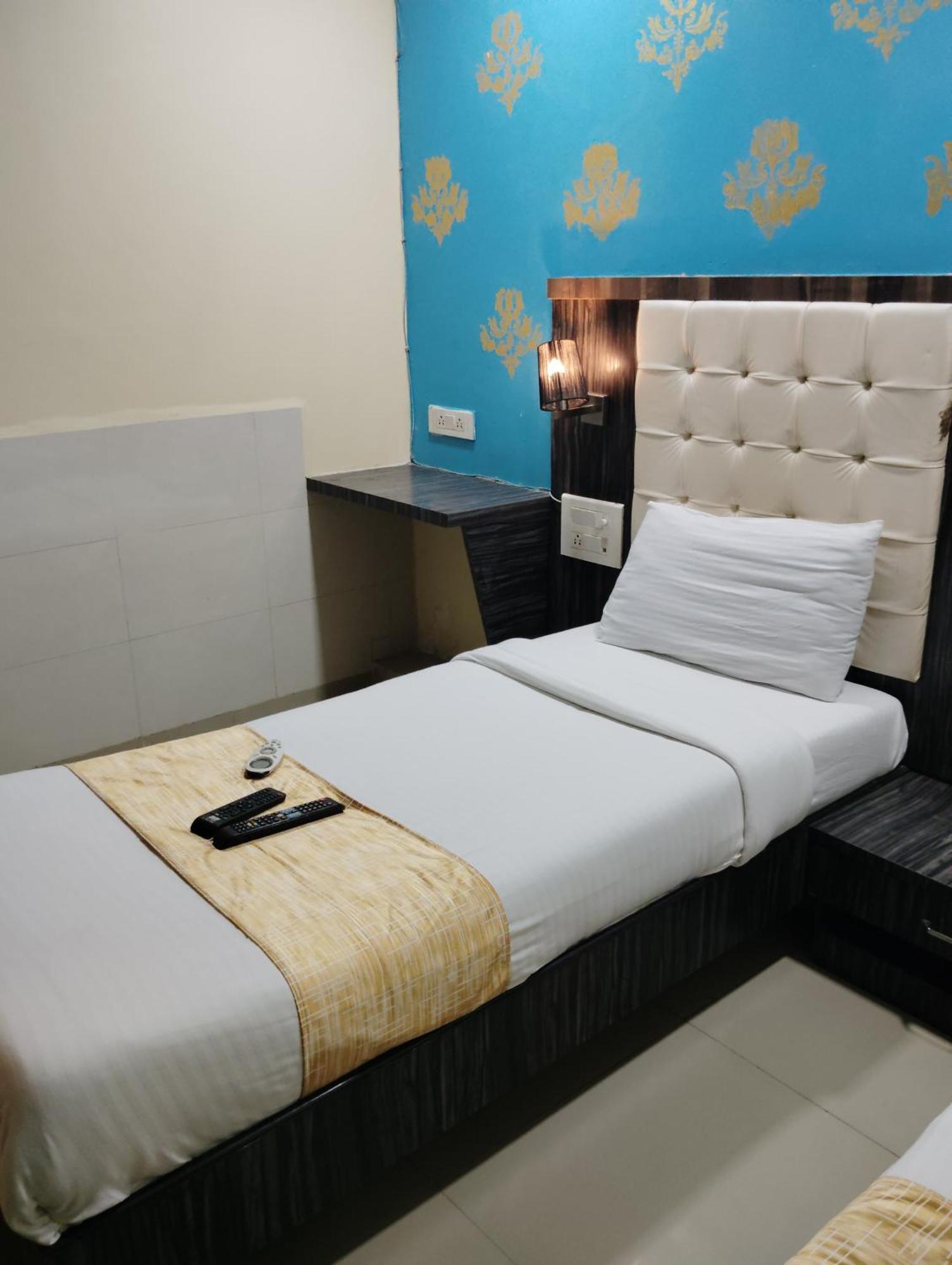 Hotel Crystal Park Near Nesco Exhibition Center Mumbai Exterior foto