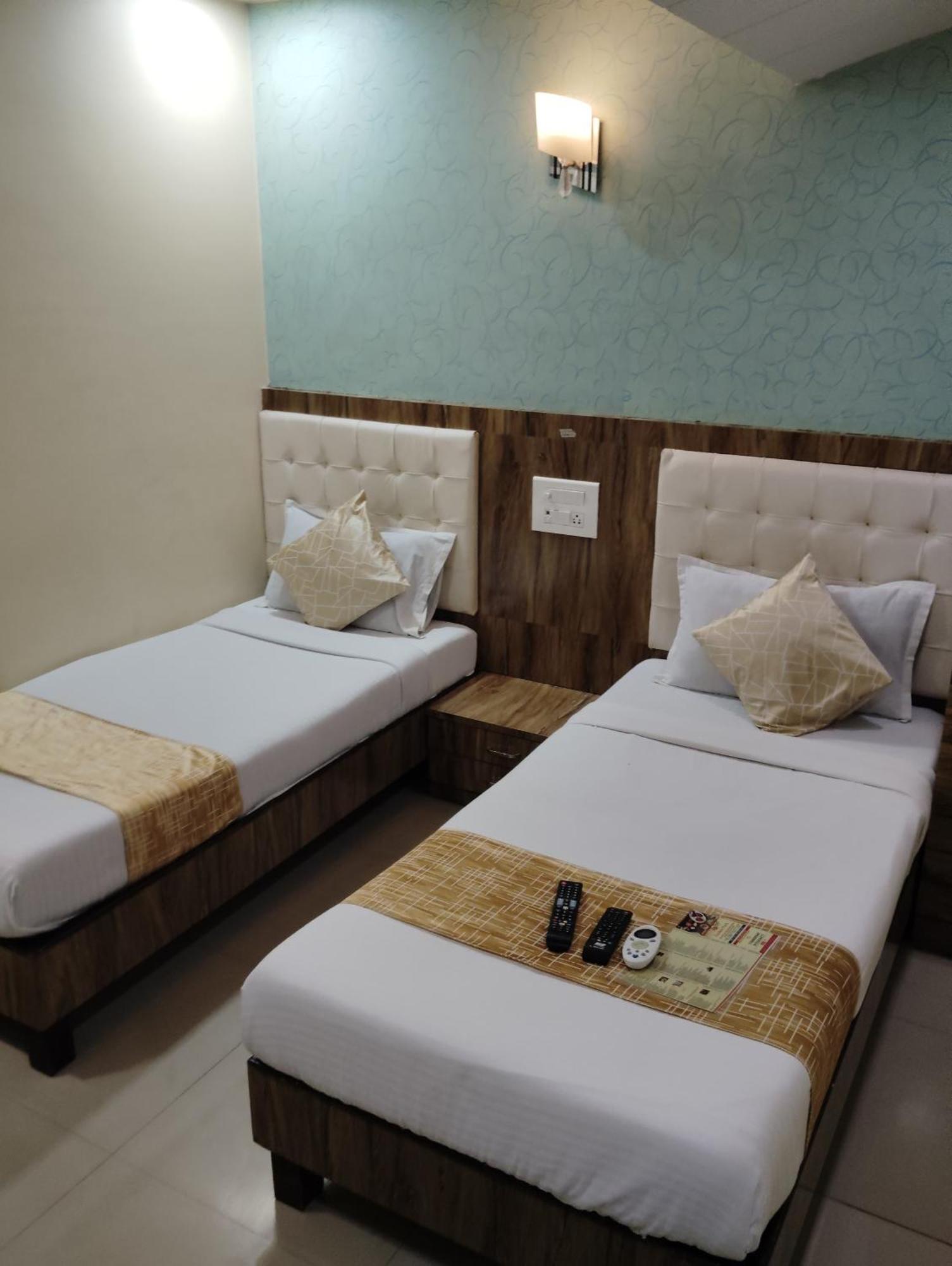 Hotel Crystal Park Near Nesco Exhibition Center Mumbai Exterior foto