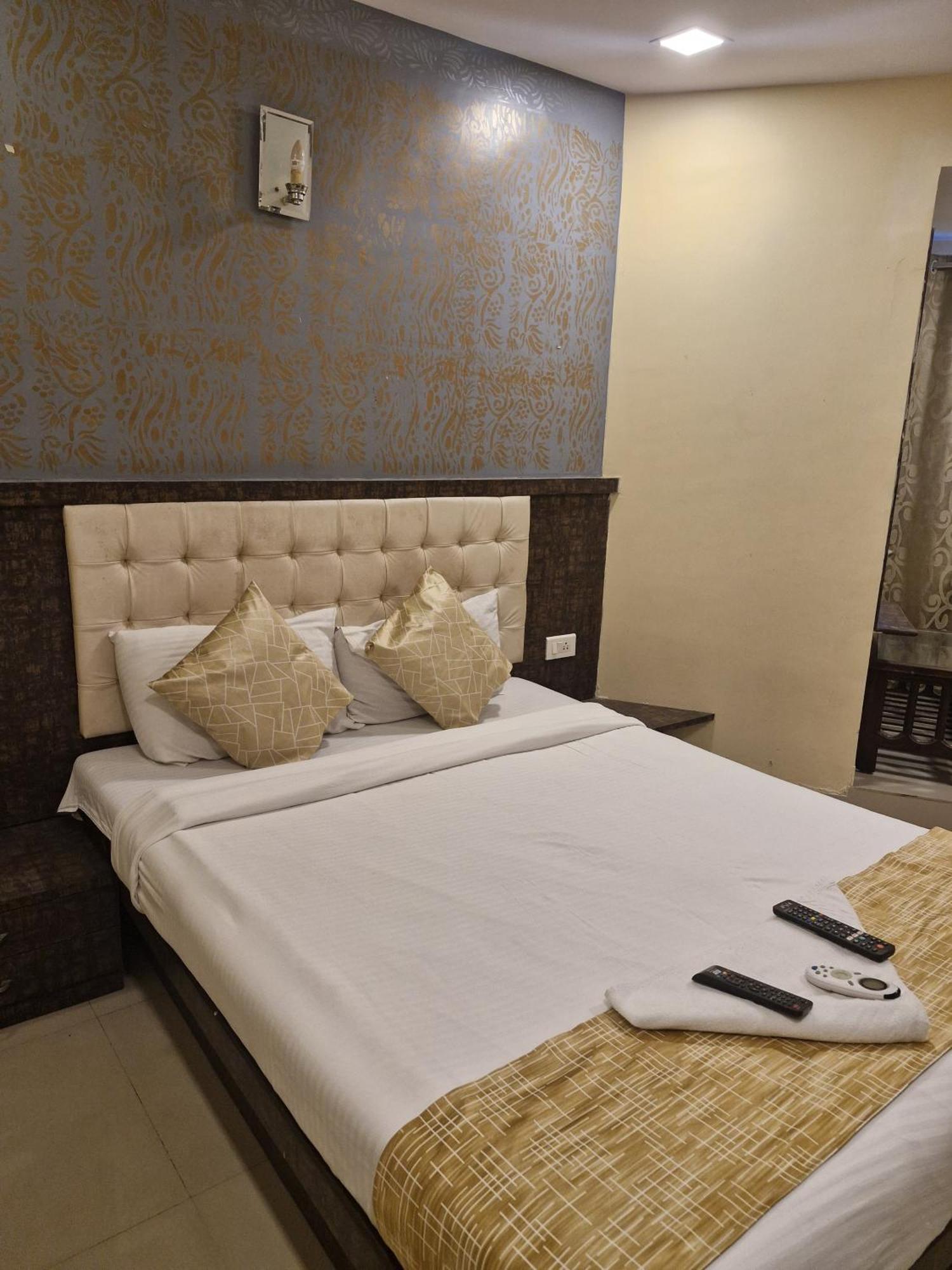 Hotel Crystal Park Near Nesco Exhibition Center Mumbai Exterior foto