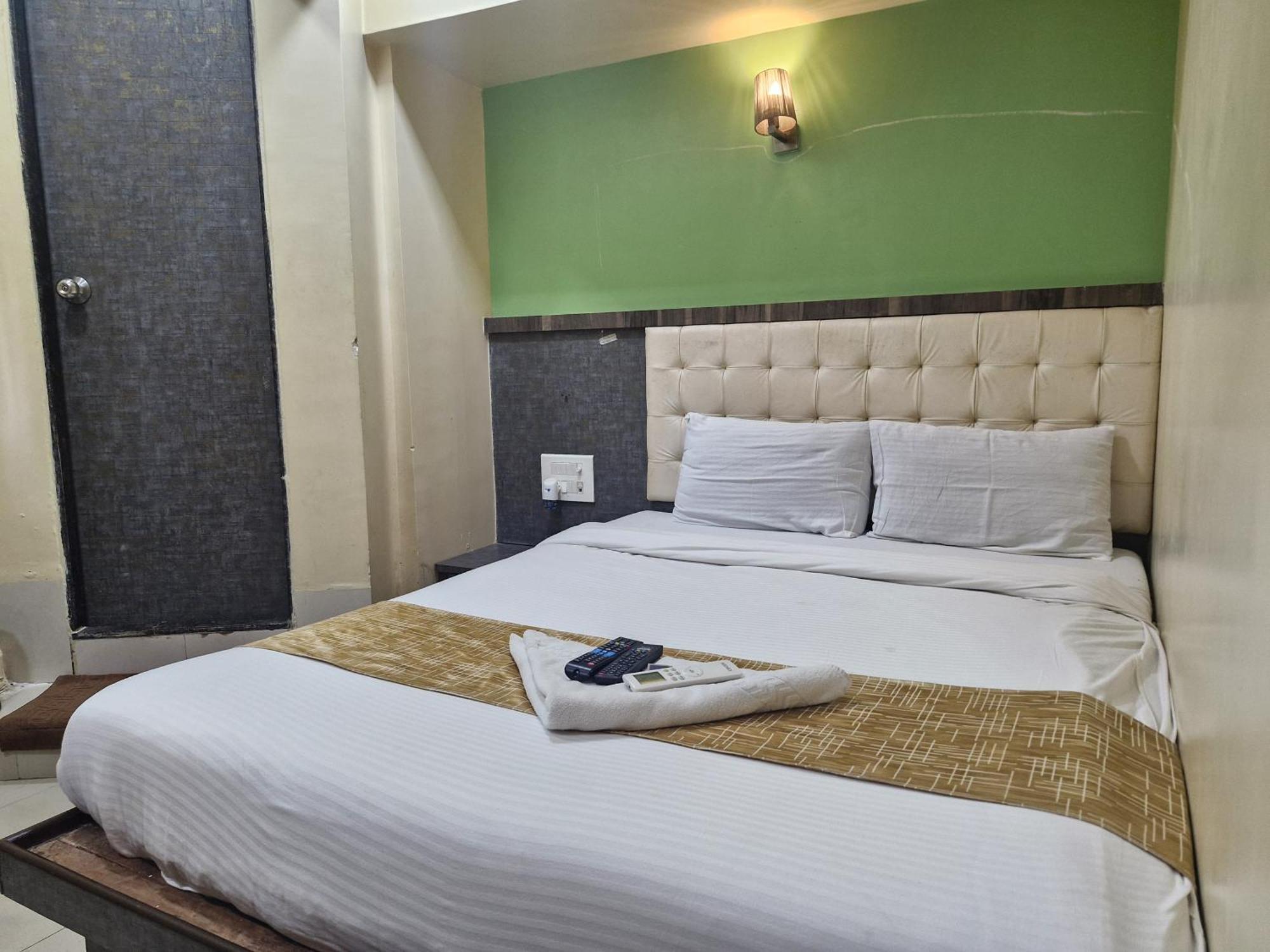 Hotel Crystal Park Near Nesco Exhibition Center Mumbai Exterior foto